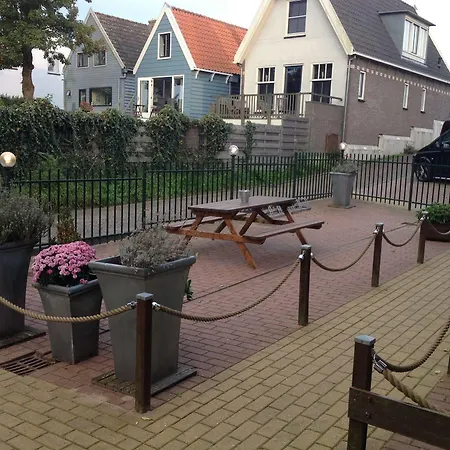 מלון Village